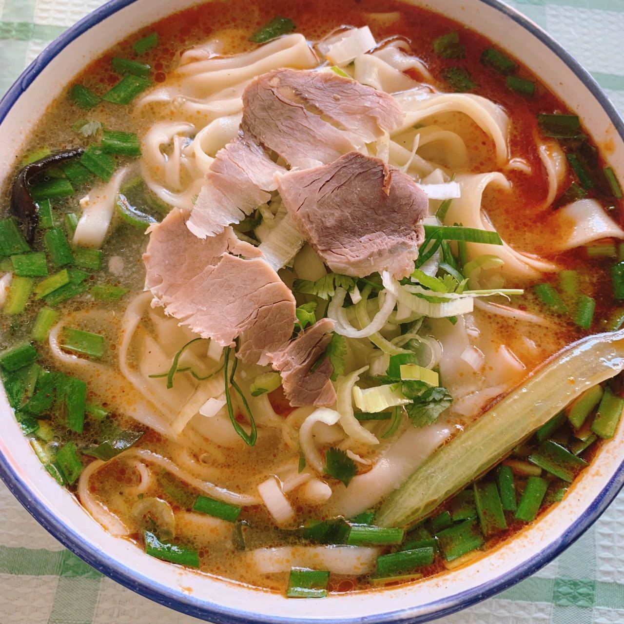 河南羊肉烩面教程来喽 【食材】01烩面片,羊肉,葱,盐等 【配料】