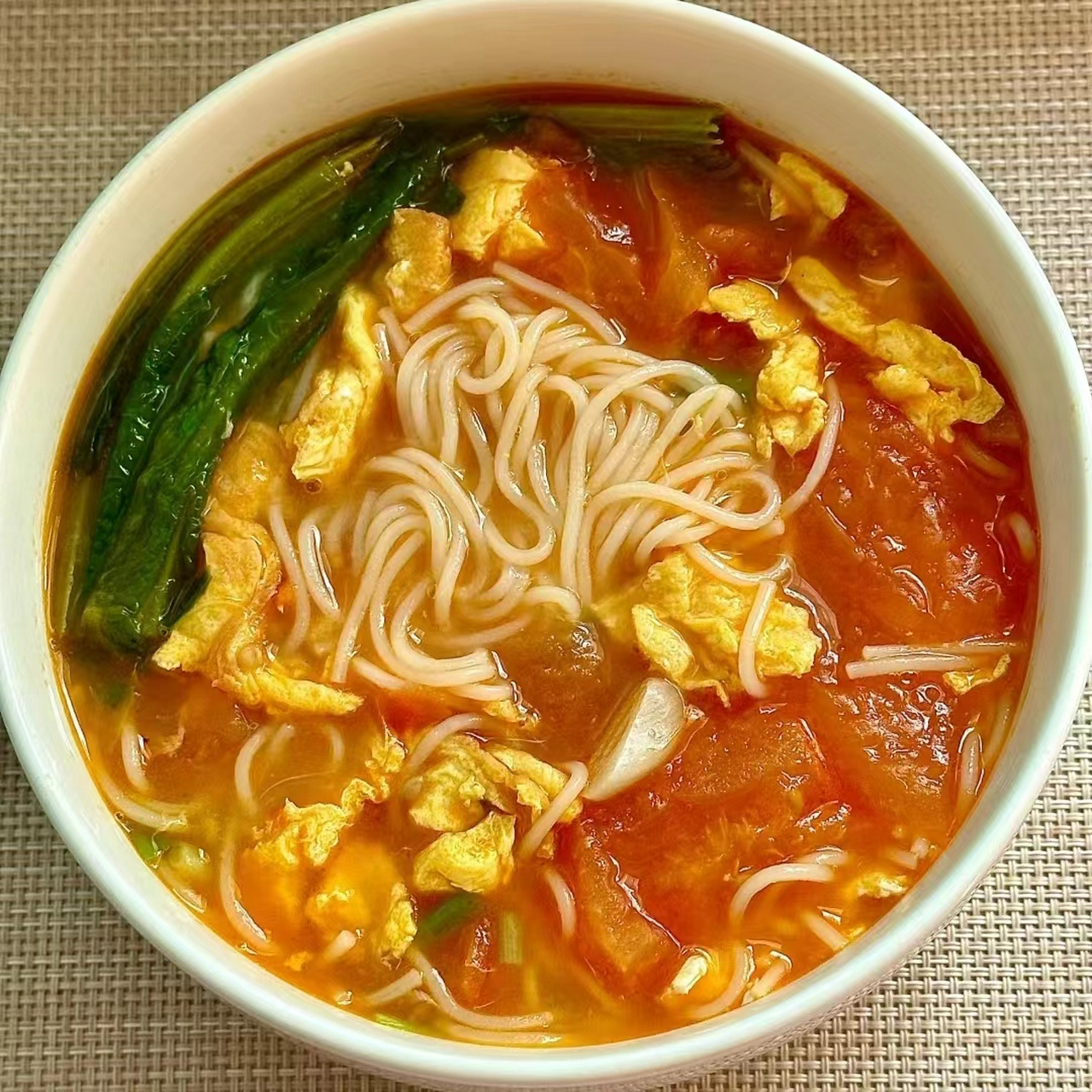 西红柿鸡蛋面图片 西红柿鸡蛋面是一道家常面食,其口感咸,酸,甜,老少