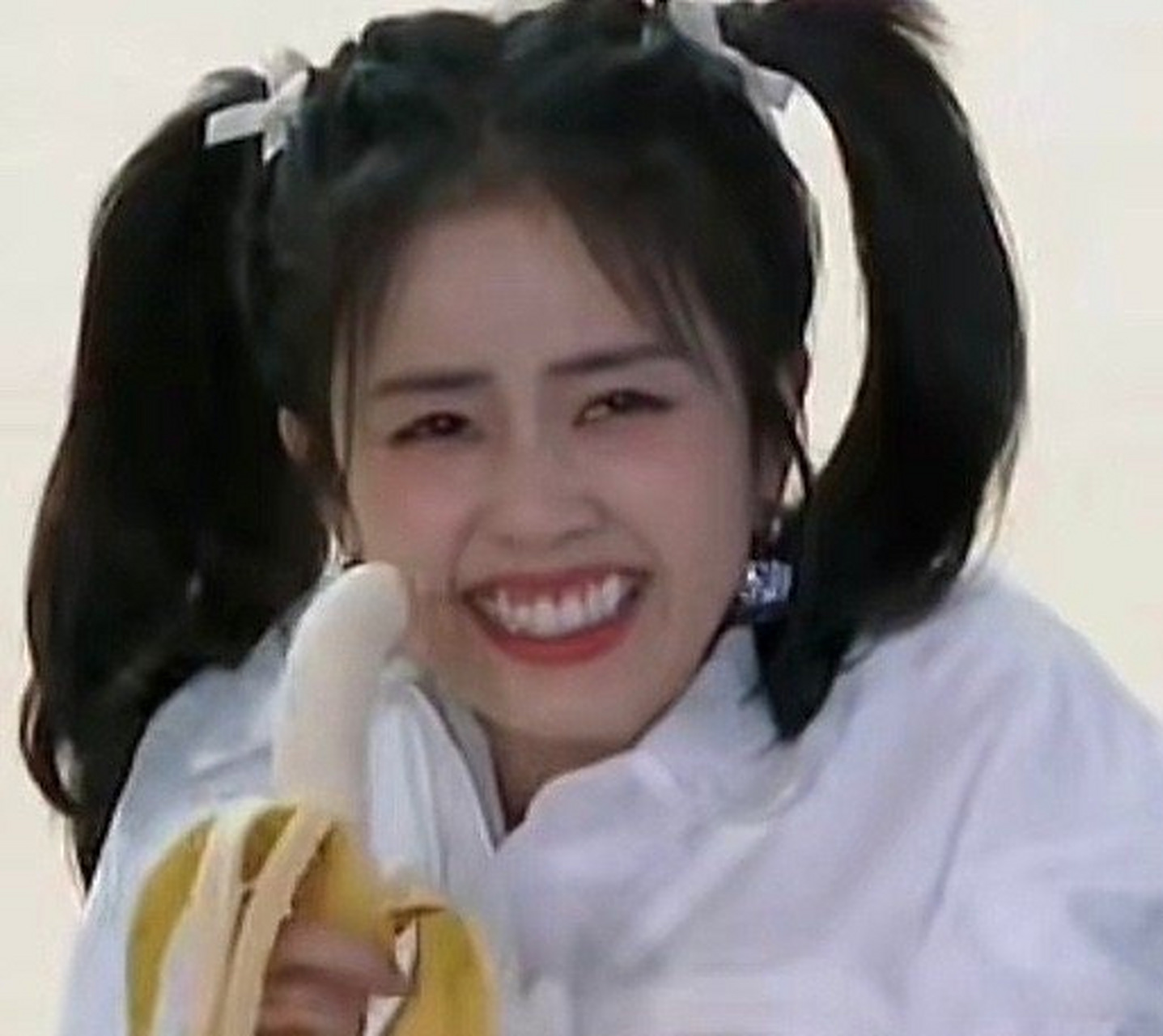 白鹿有个很牛的技巧就是,大笑起来牙齿可以全部露出来,甚至牙龈都可以