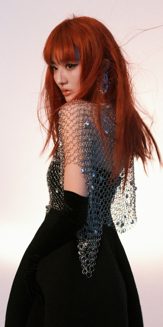 徐璐栗色长发封面画报