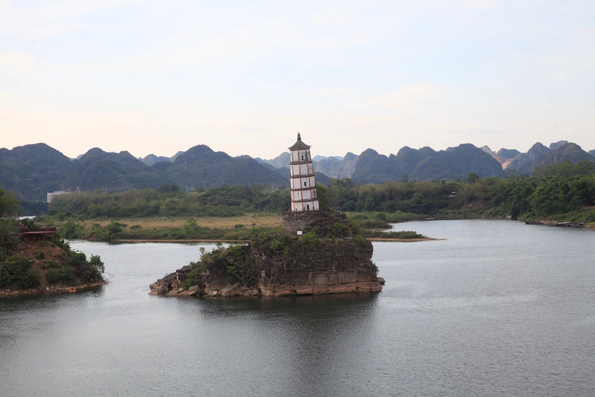 带你多视角观看崇左市左江斜塔 图片的斜塔名:左江归龙斜塔,位于广西