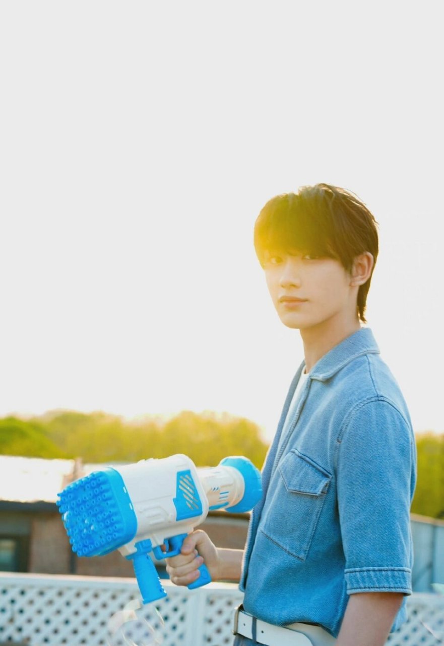 阳光少年丁程鑫绝美壁纸来啦       丁程鑫最新一组的超级好看的照片