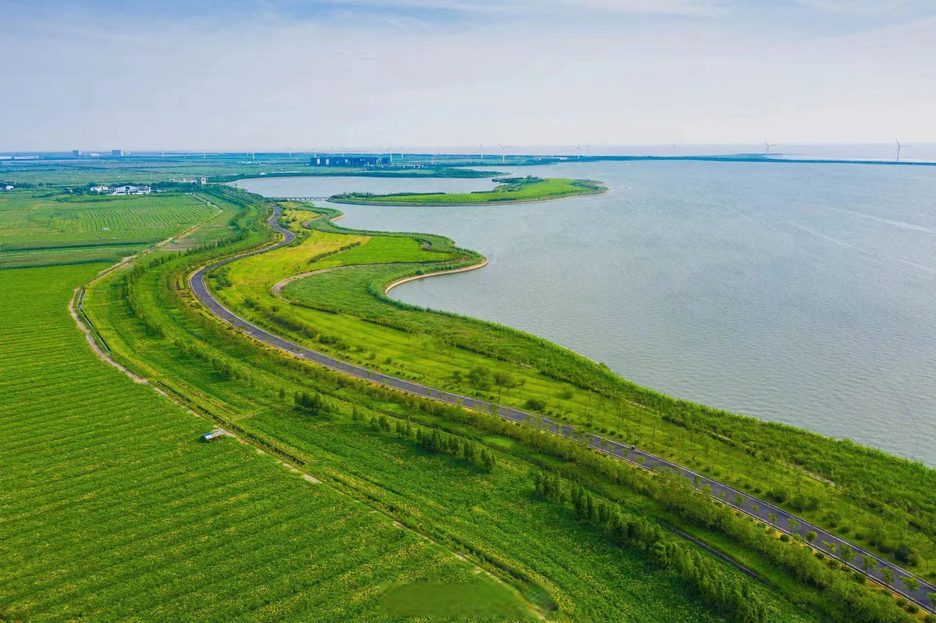 据悉,郑徐水库依据慈溪的版图形状开挖,半湖半库形式,既为慈溪的防洪