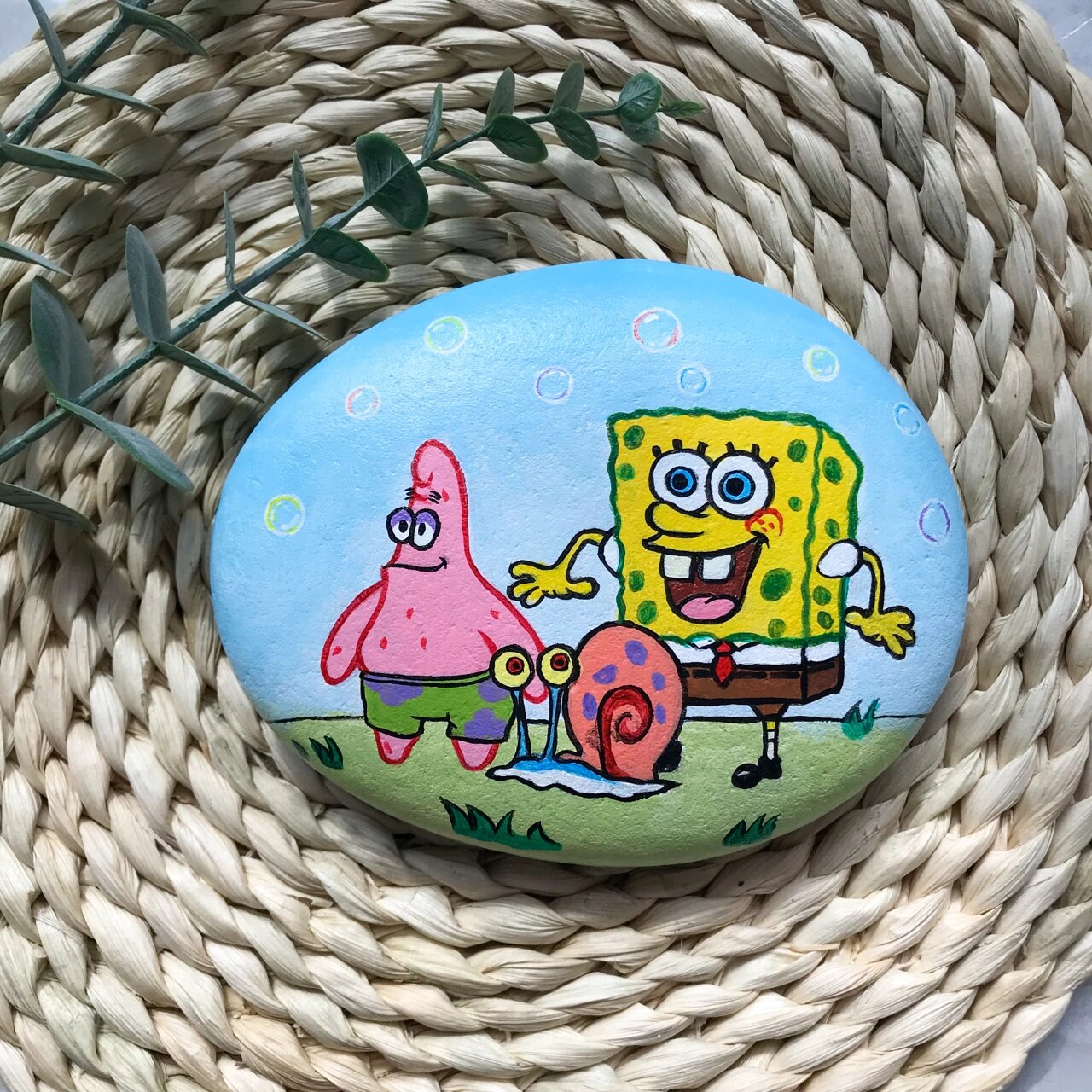 石头画海绵宝宝    材料:石头,丙烯颜料,光油 😆第一张,第二张图