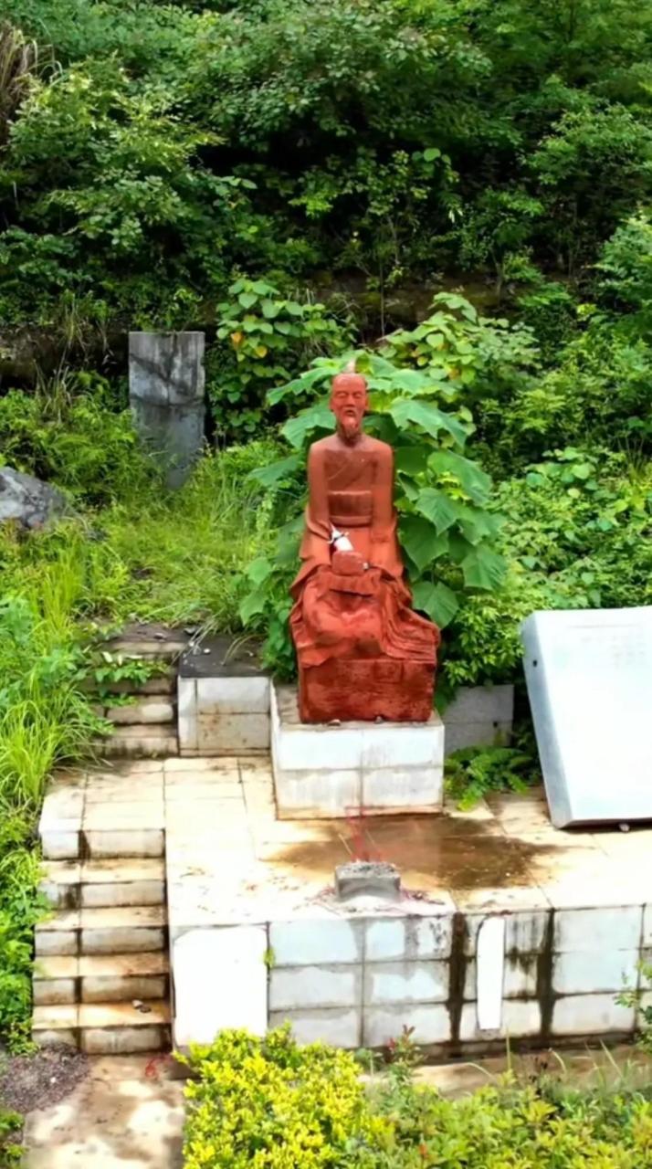 依"凤凰不落无宝之地"之说,卞和认定石壁之上必定有宝玉,遂取石献于