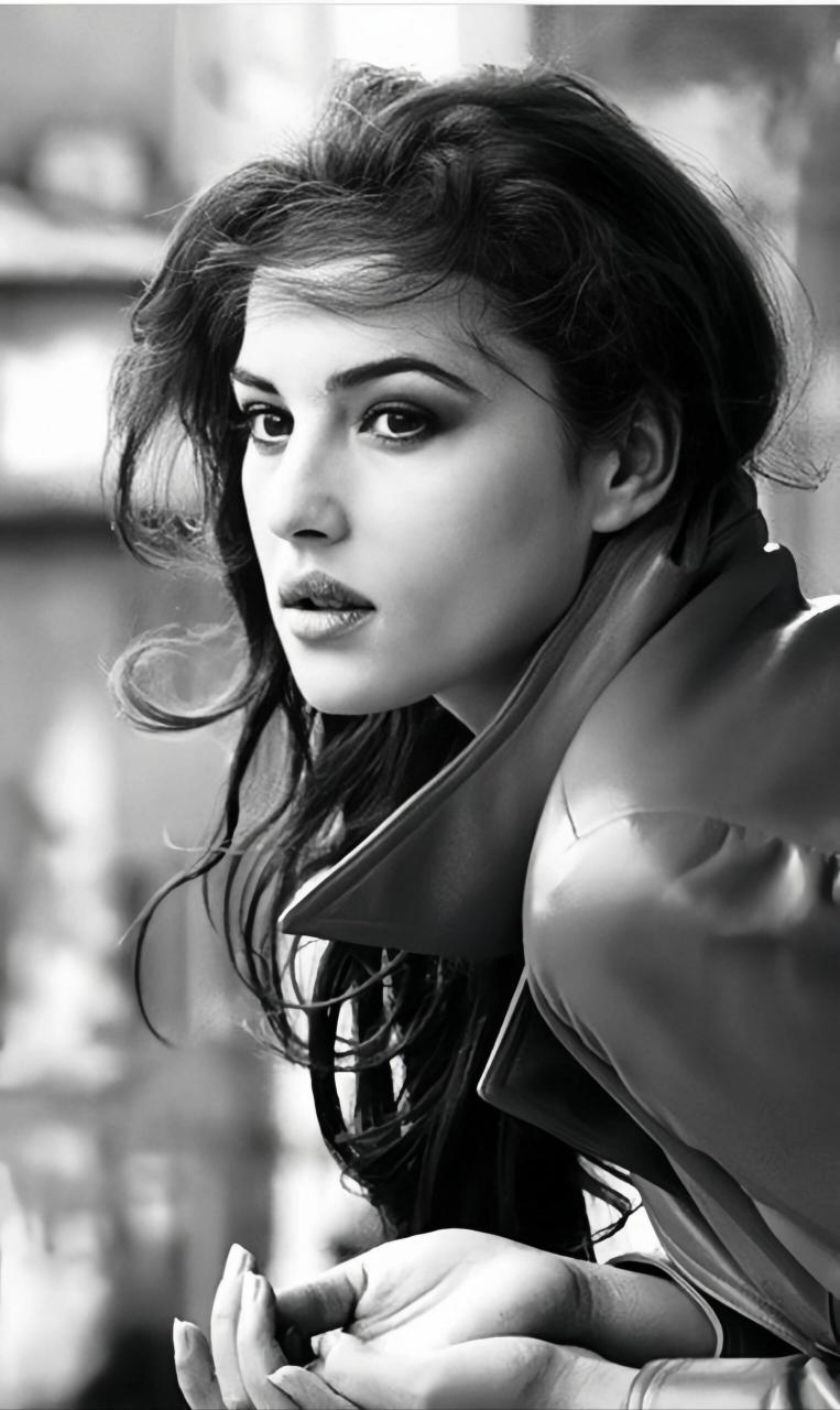 球花 莫妮卡贝鲁奇年轻时候的图片