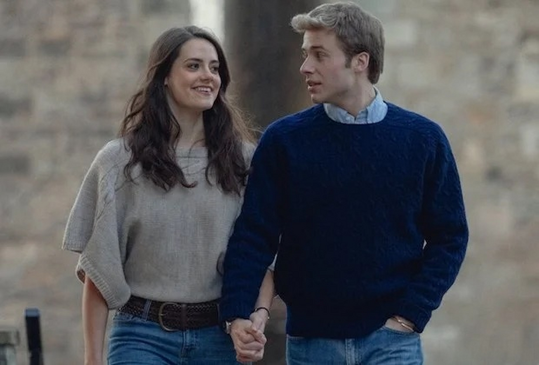 奈飞发布#王冠#第六季最新剧照,威廉王子和凯特王妃热恋中~ 两人分别