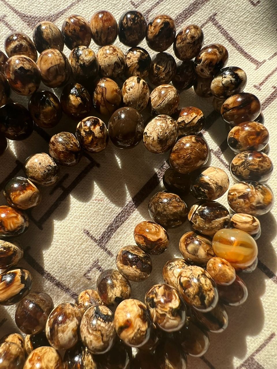 抚珀之油·花珀之美 抚顺琥珀超美的大花纹 搭配泥珀和泥蜡配饰 颜色