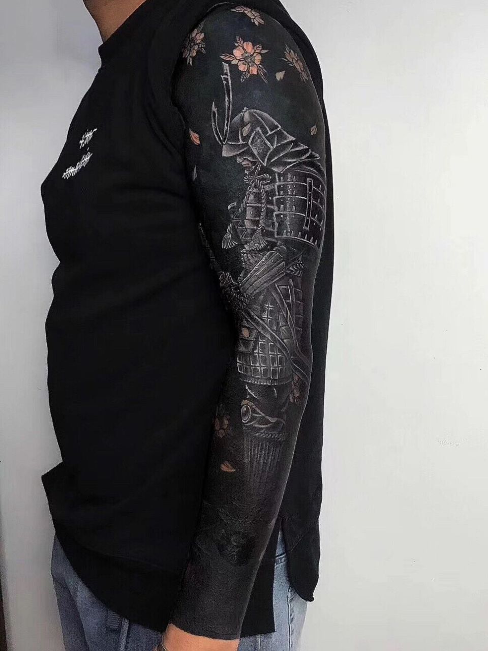 黑臂纹身 之前己经经历过两次纹身遮盖,到我这的时候他己经打算刷全黑