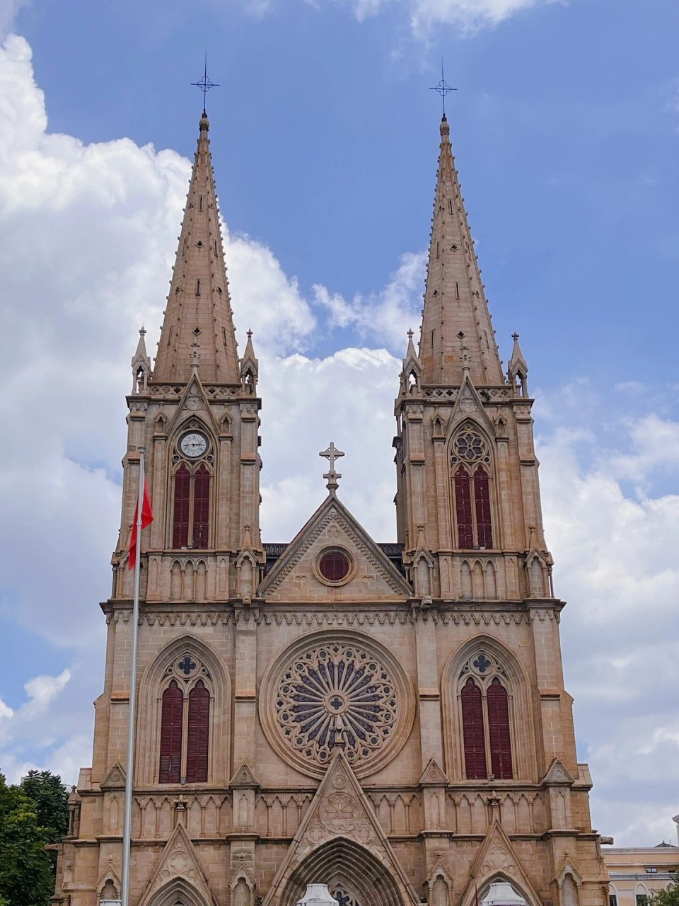 广州游玩攻略之圣心大教堂 圣心大教堂位于广州一德路,哥特式建筑,用