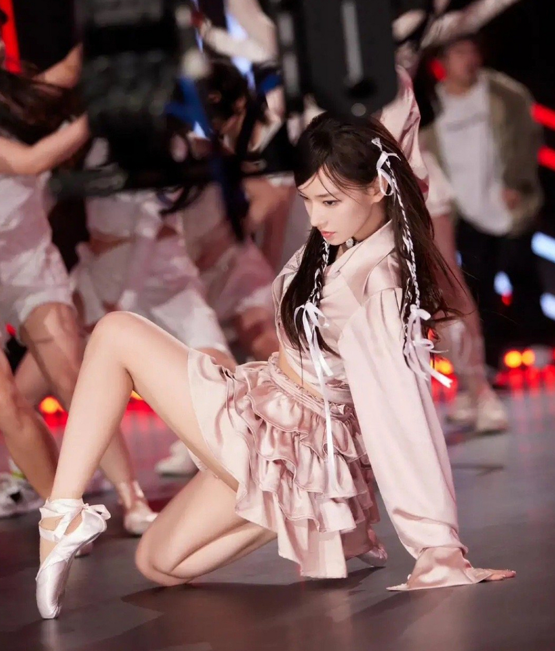 程潇跳舞姿势太狠了!网友:看着就疼!0595