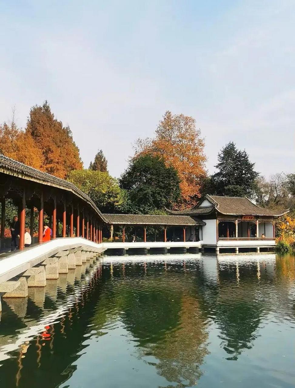 杭州西湖边的小众景点浴鹄湾景区,位于杨公堤东侧,三台山路西侧.