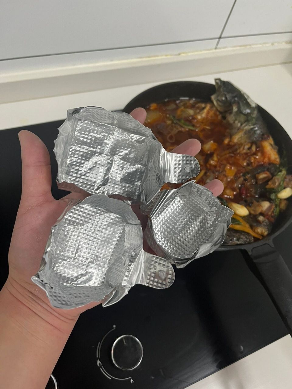 奶粉盖锡纸不要扔,有大用处 折成小盒子,放在油烟机盒里,不用清洗油