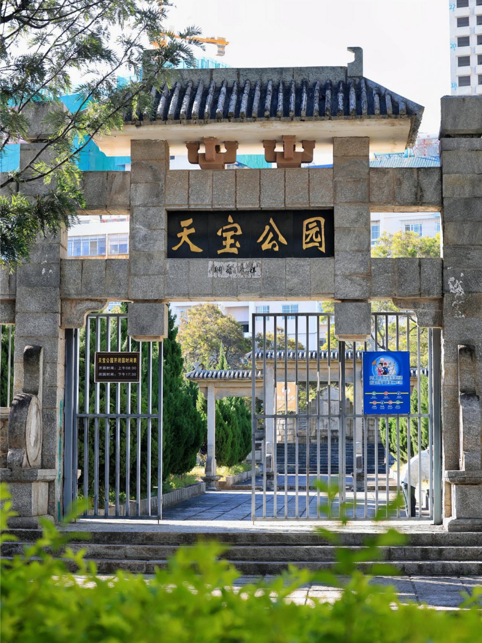 大理下关市中心,坐落着一座寂静而鸟语花香的小公园.