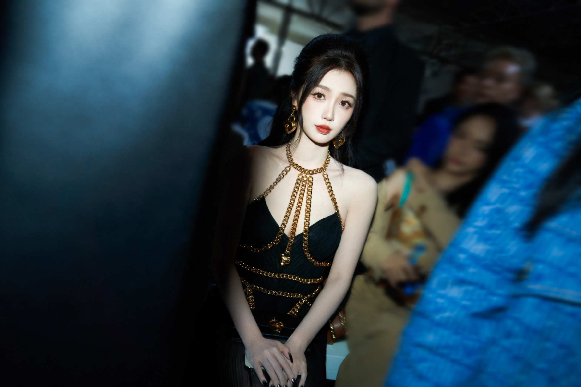 虞书欣米兰时装周看秀造型来袭:黑金长裙穿搭,复古又贵气,气质妥妥