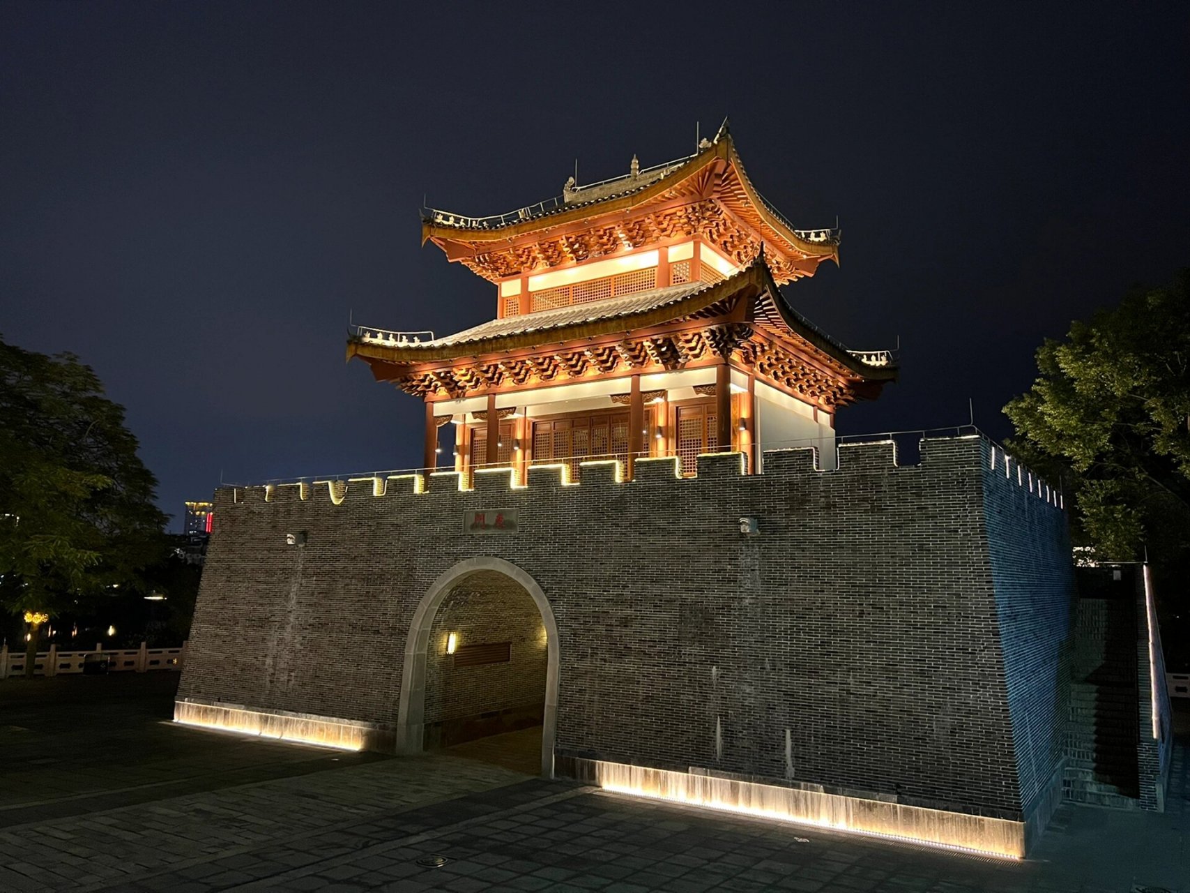 河源东门古建筑夜景 河源东门古建筑|91夜景中的历史韵味 夜幕降临