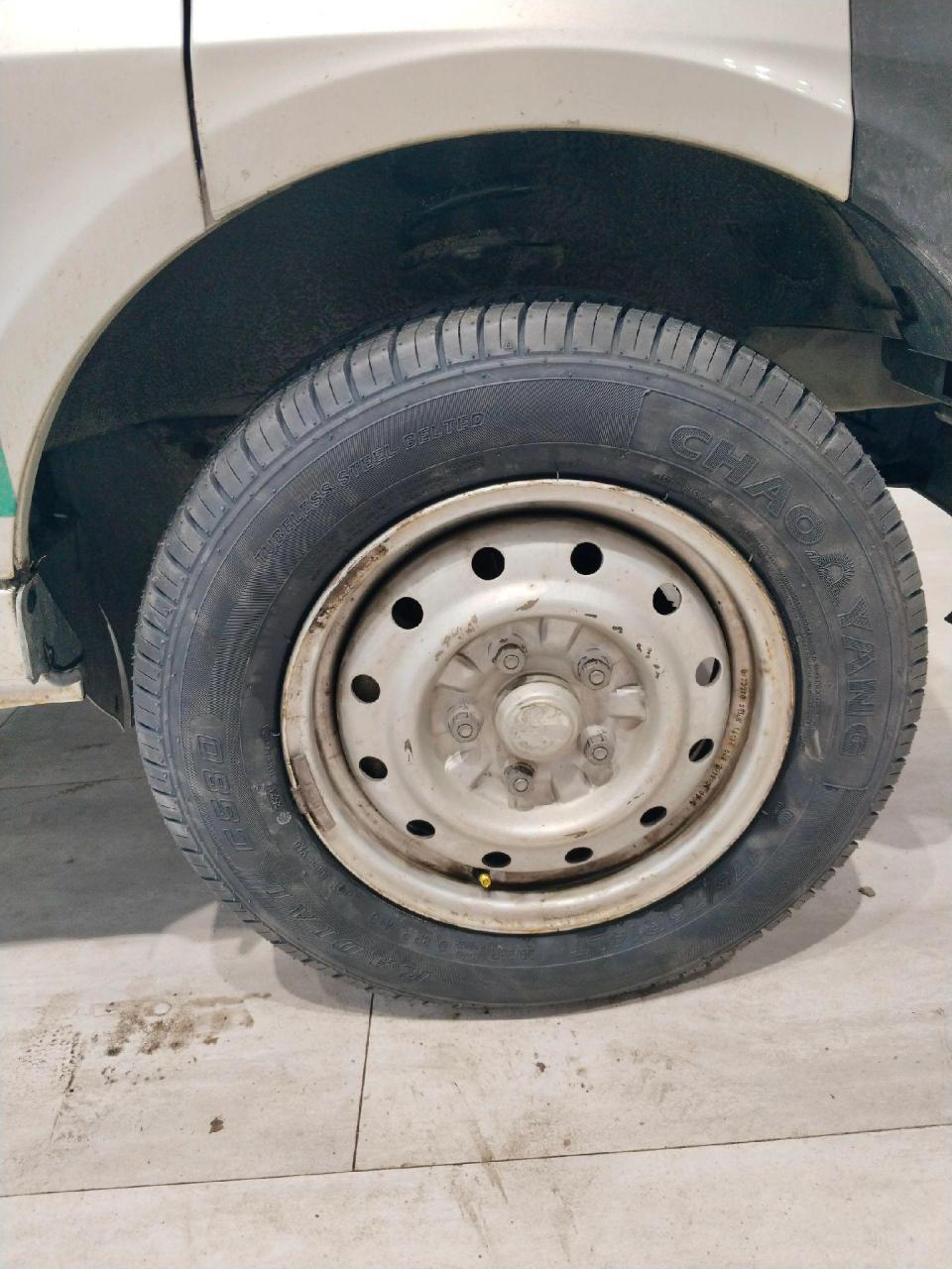 五菱荣光小卡更换两条轮胎以及保养