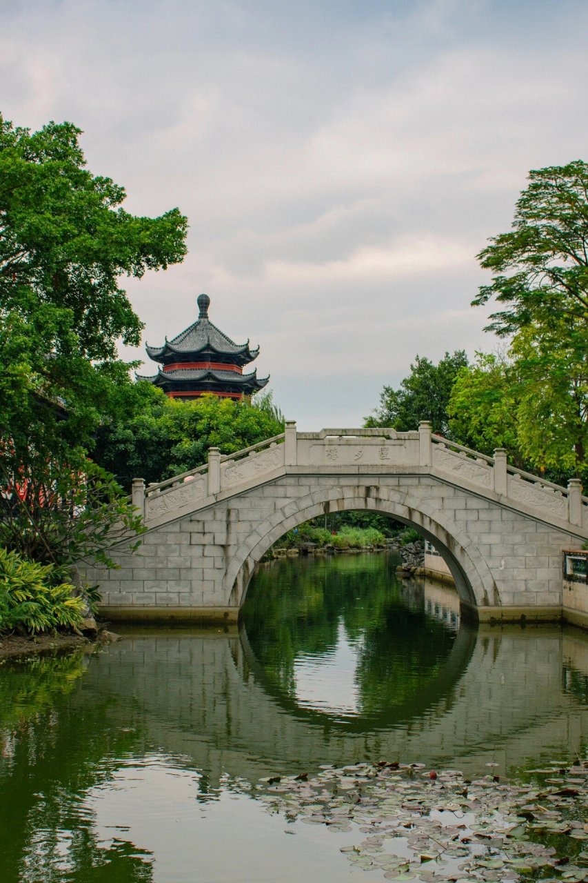 园静谧之美 岭南和园是一座当代新建的岭南传统园林,位于广东顺德北滘