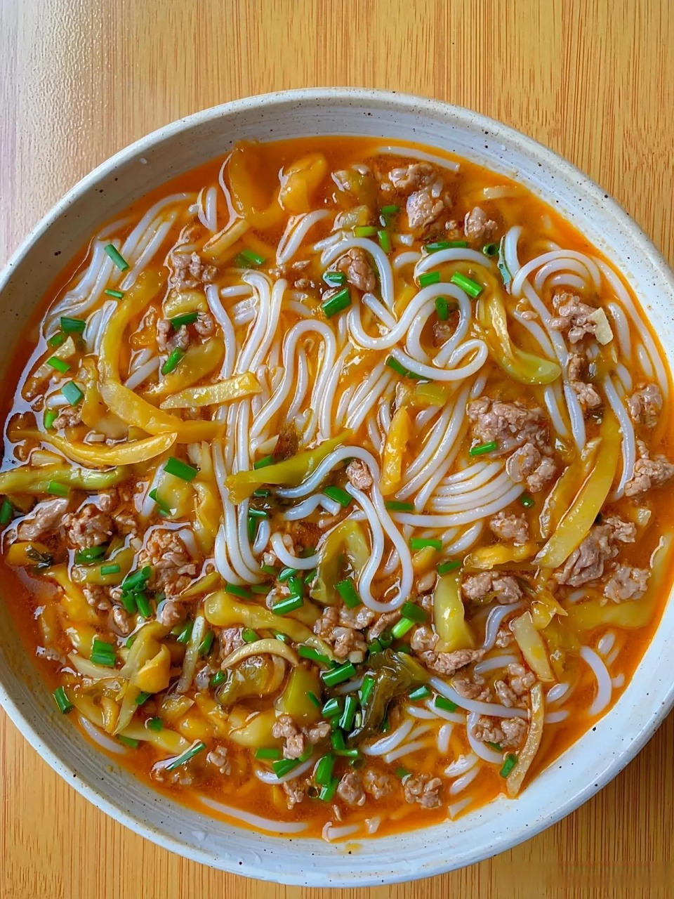 中午来一碗榨菜肉沫米线,绵密顺滑,香浓好味,和肉沫榨菜搭配在一起的