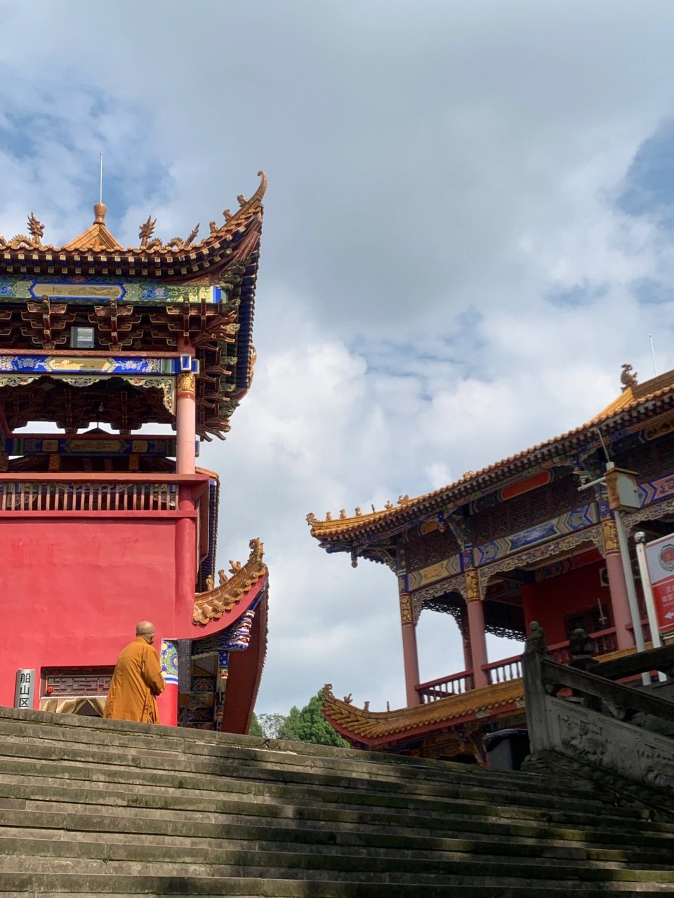 遂宁灵泉寺 一个人也可以去爬山 	 记不得是哪天下午,特别好的太阳