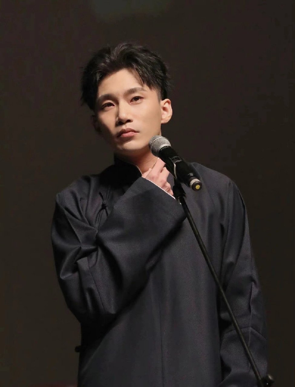 每天认识一个明星—何九华 【简介】 何九华,原名何健 1987年3月4日