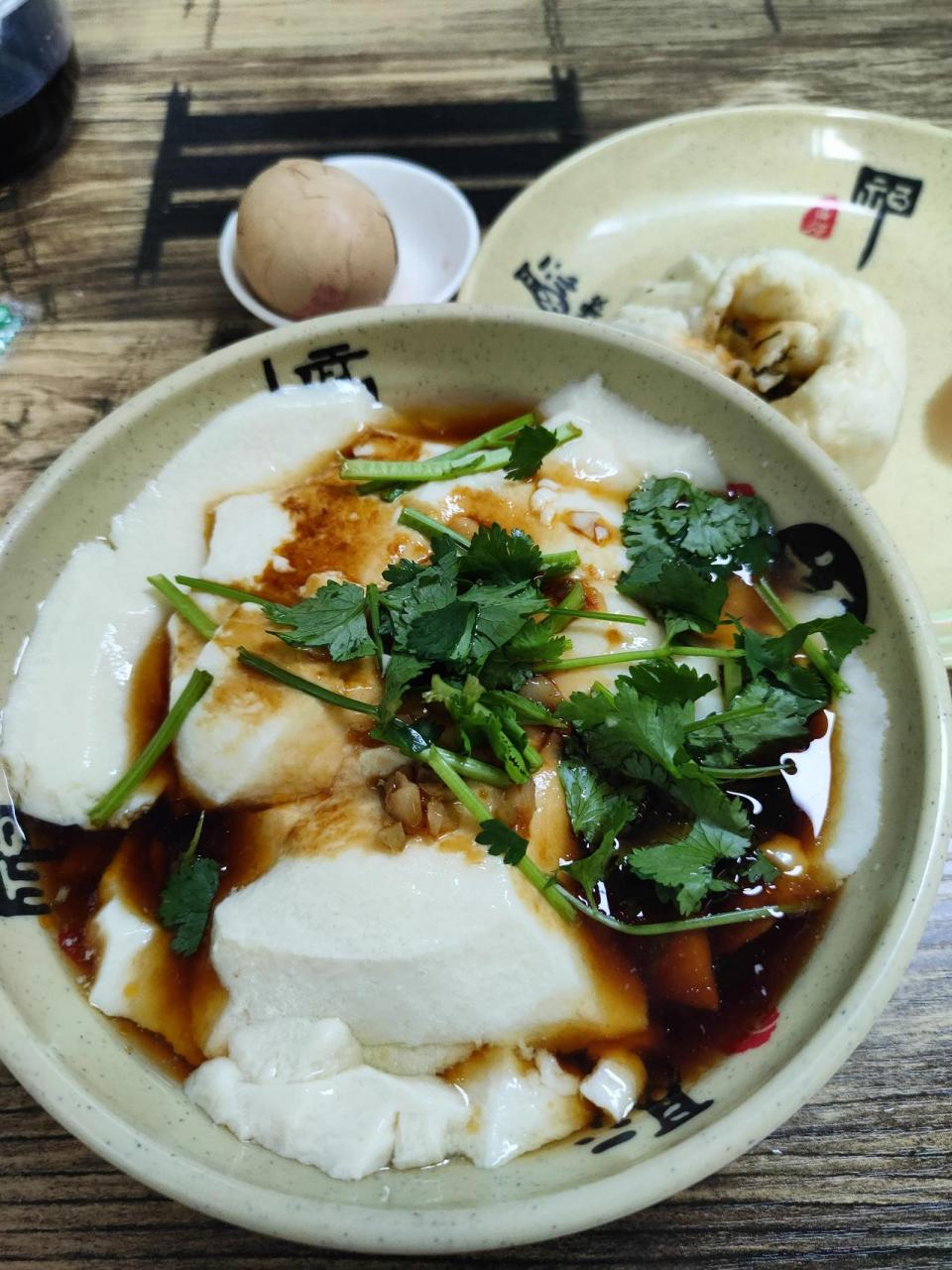 早上九点半吃的豆腐脑,包子,茶叶蛋 下午两点吃的生煎,粉丝汤  现在不