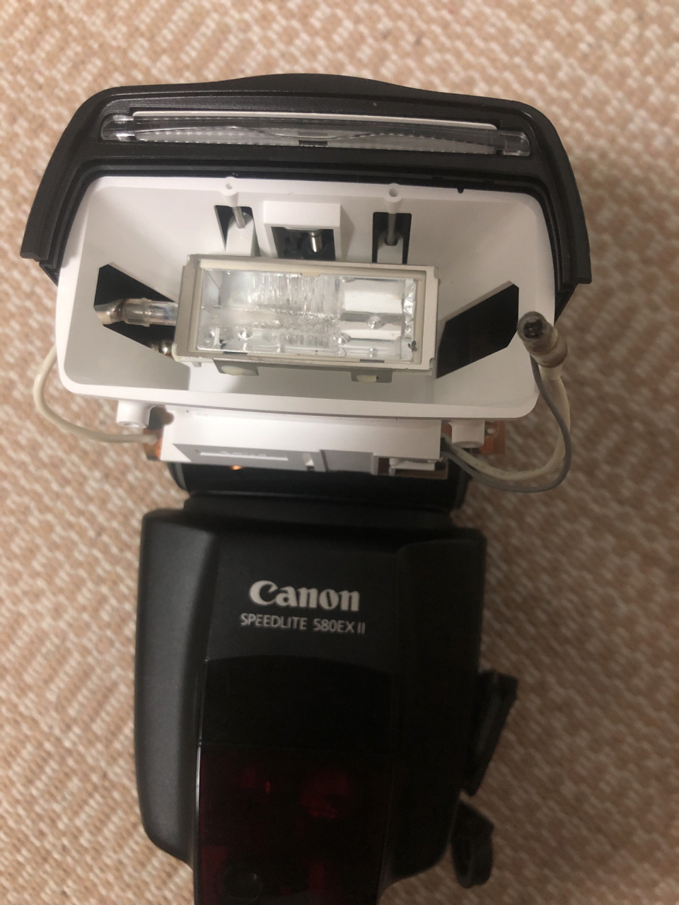 佳能580exii 闪光灯维修 前几天出去外拍,发现闪光灯不闪了,拆开灯头