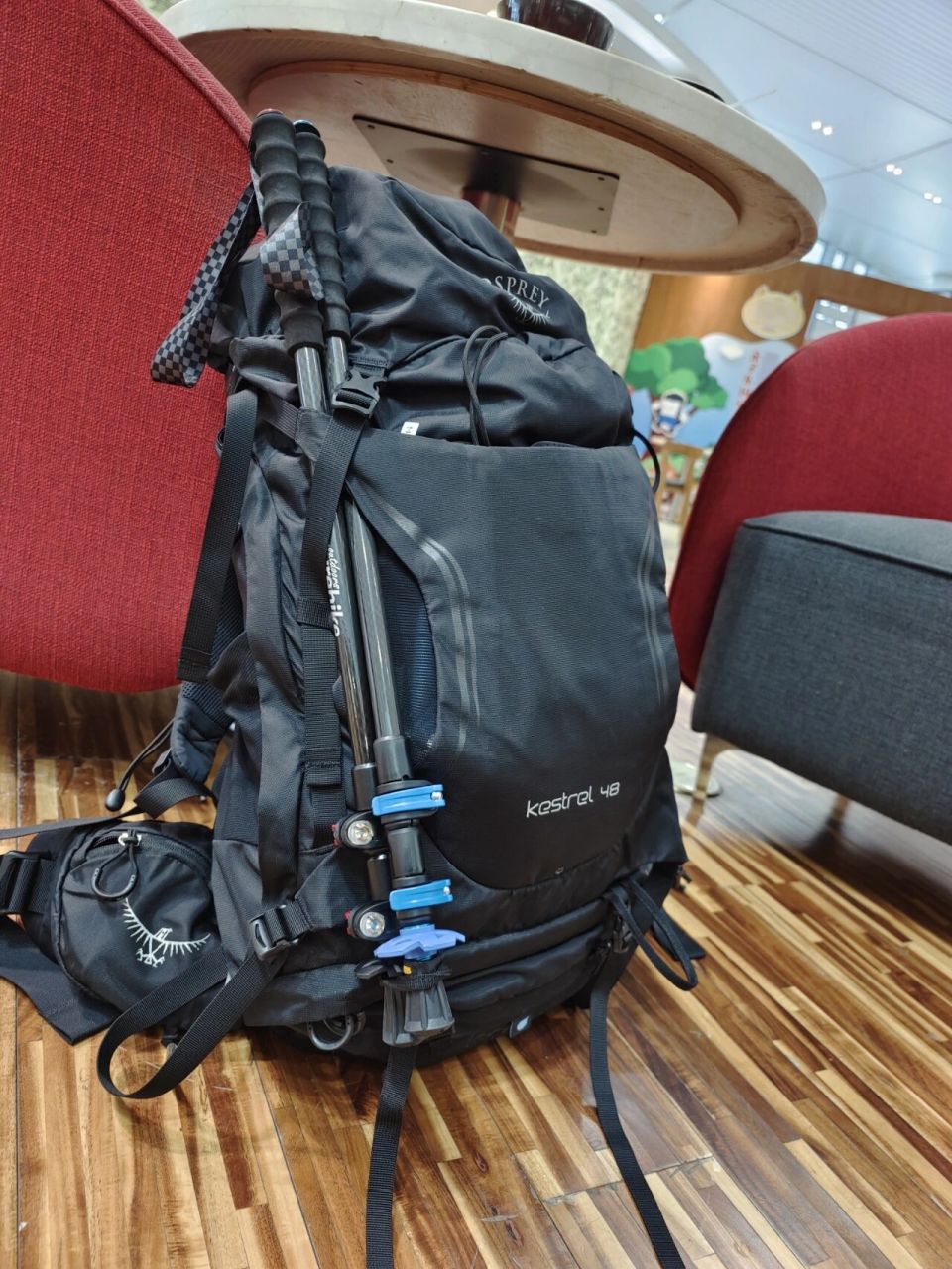 别再问登山杖能不能上飞机了 登山杖能不能登机,主要看缩杖长度,所以