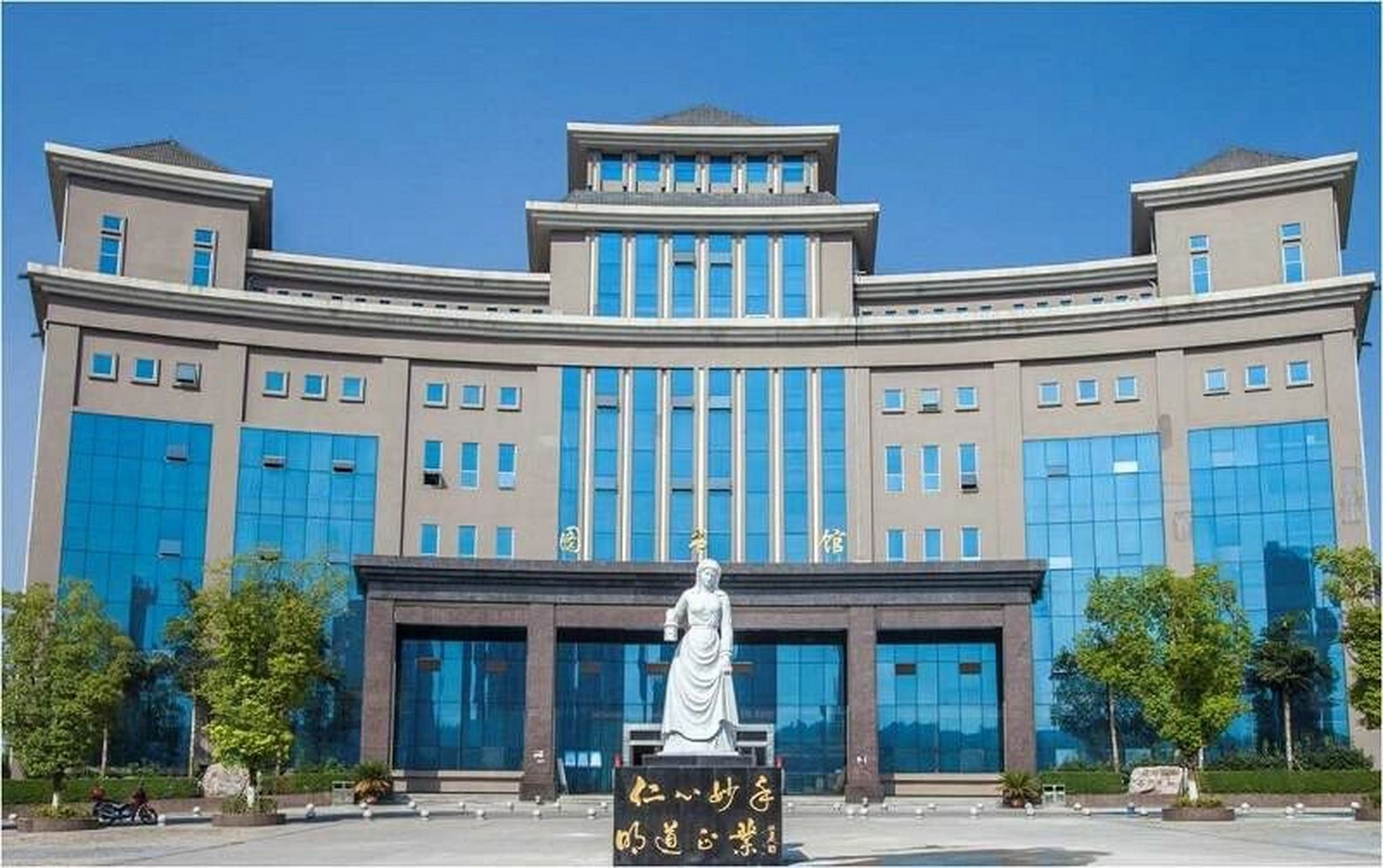 涪陵卫校 欢迎同学们家长们咨询学校的哟