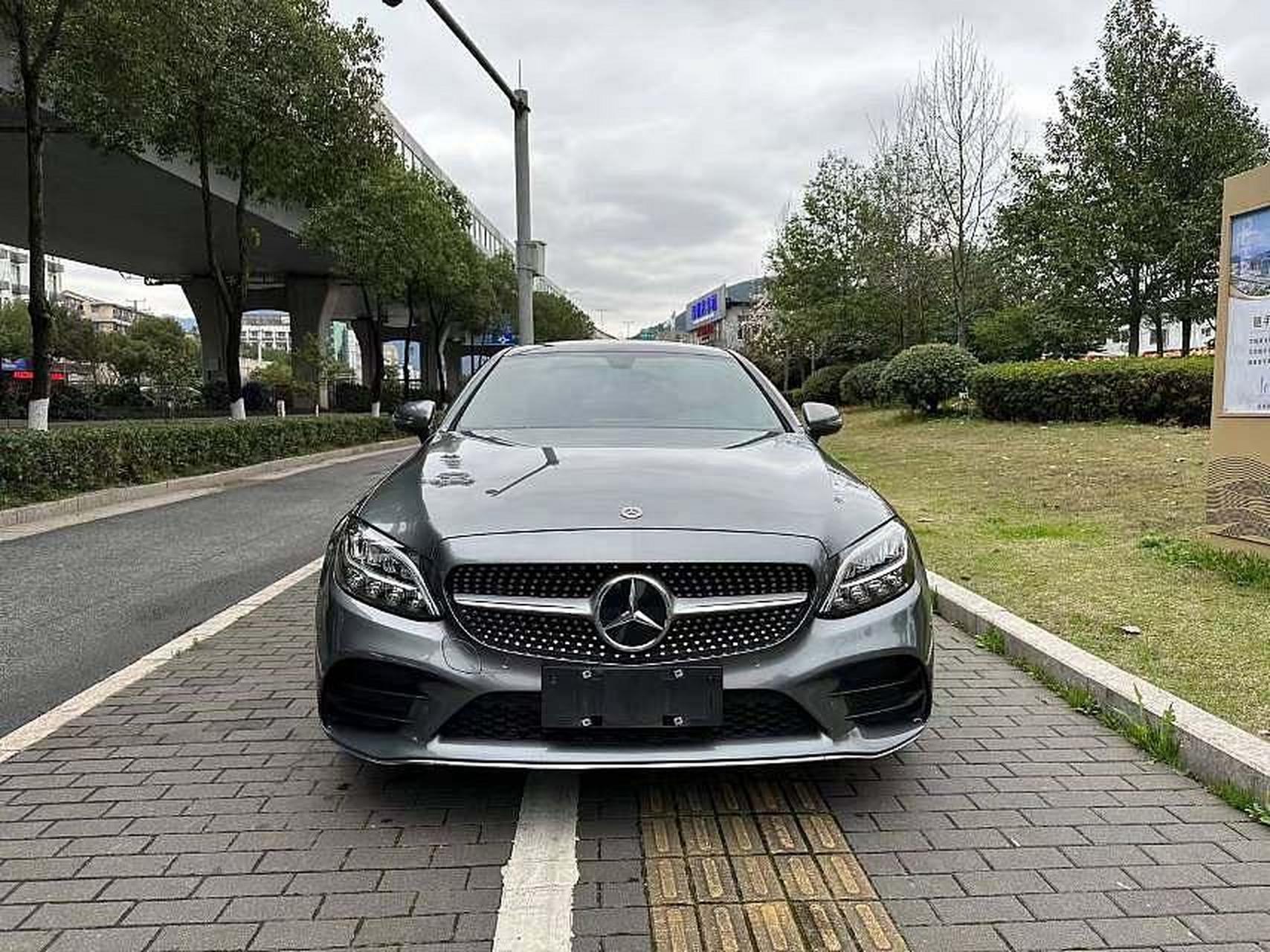 新到奔驰c260双门轿跑车,本地小姐姐一手车,21年6月上牌,3万公里实表
