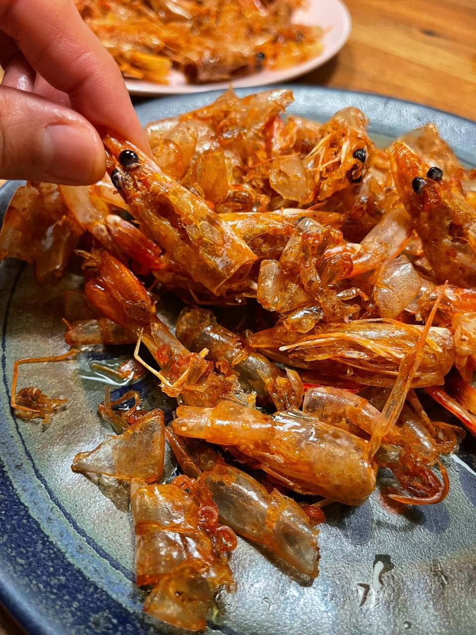 最受欢迎部位居然是虾皮虾头,剥完虾肉08把虾头的沙包去掉,跟虾皮一