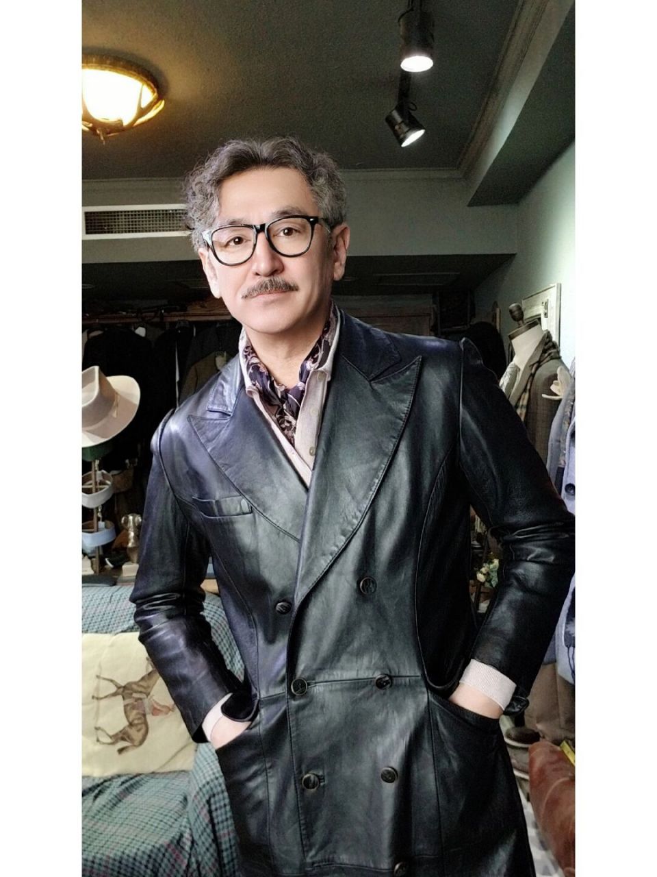 am 每套look里找线索,猜猜我的身份[照相机][照相机] 	 #guesswhoiam