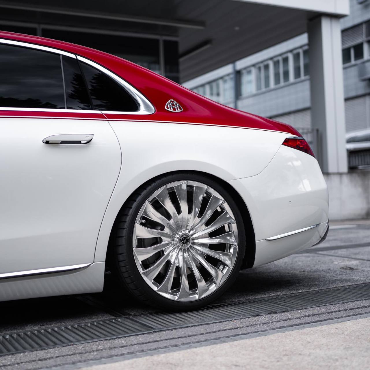 【迈巴赫s680白红双拼版】这台车应该就是普通人的天花板吧?