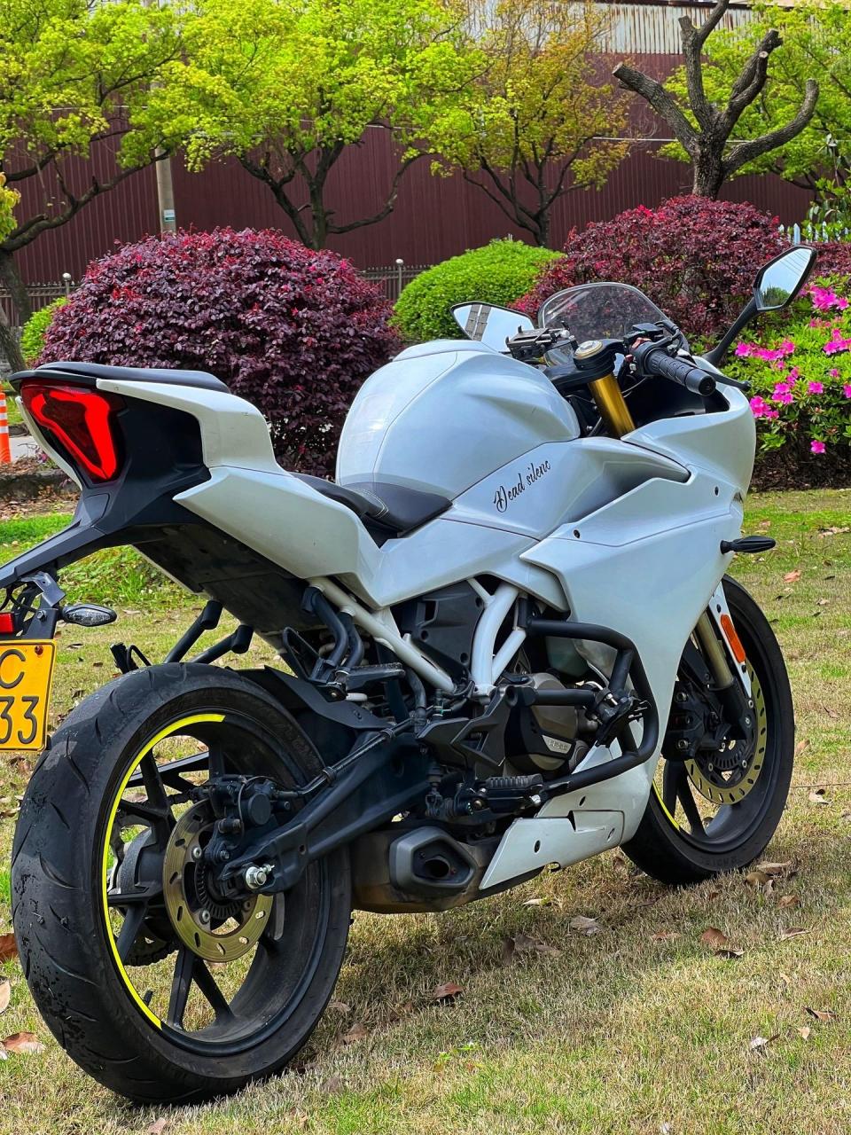 春风250sr摩托车跑车赛道版 21年的车子 行驶8000  全车贴了改色膜花