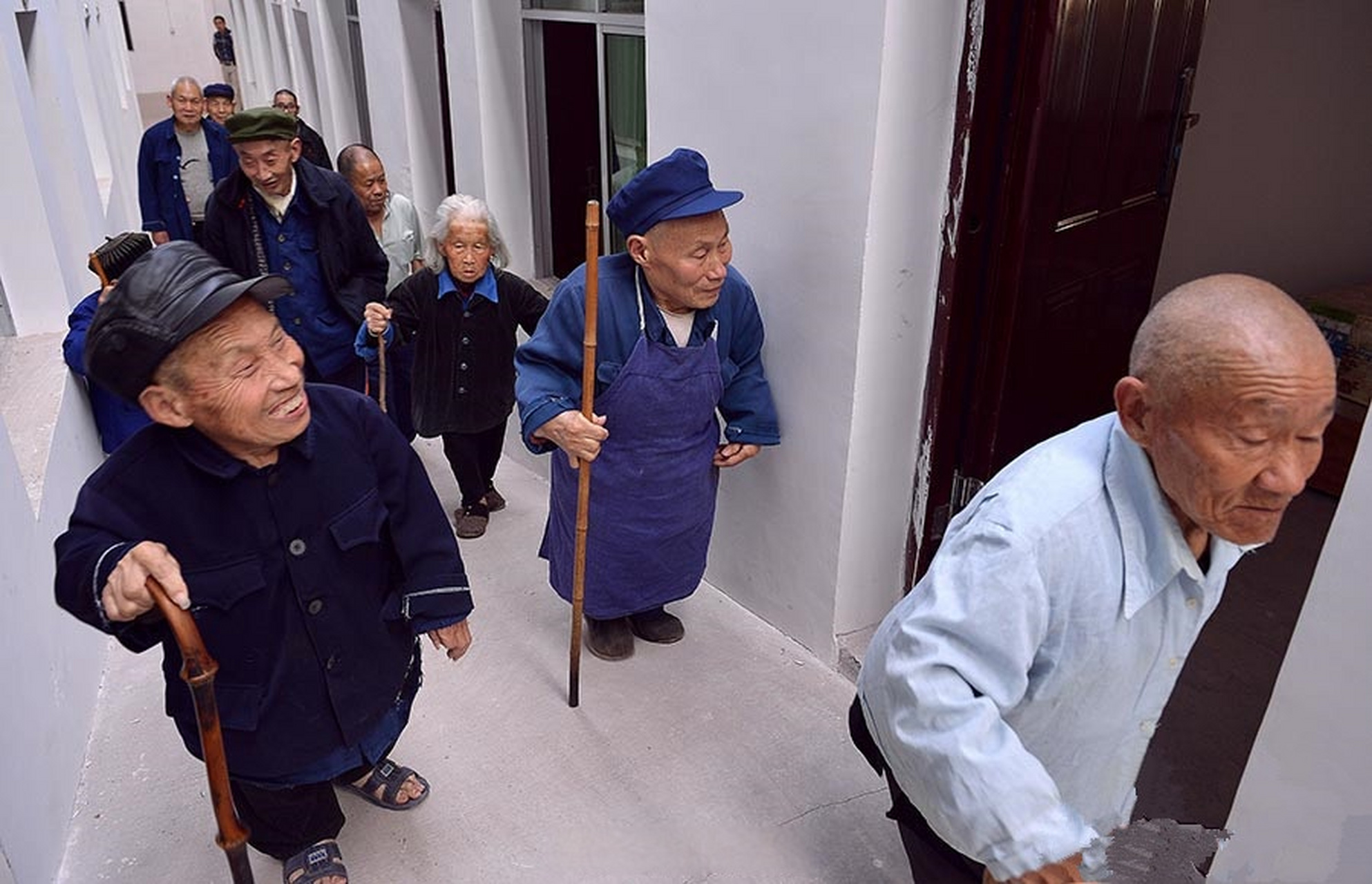 资中县明阳寺村是远近闻名的"矮人村",目前八百多人的村子里,中老年人