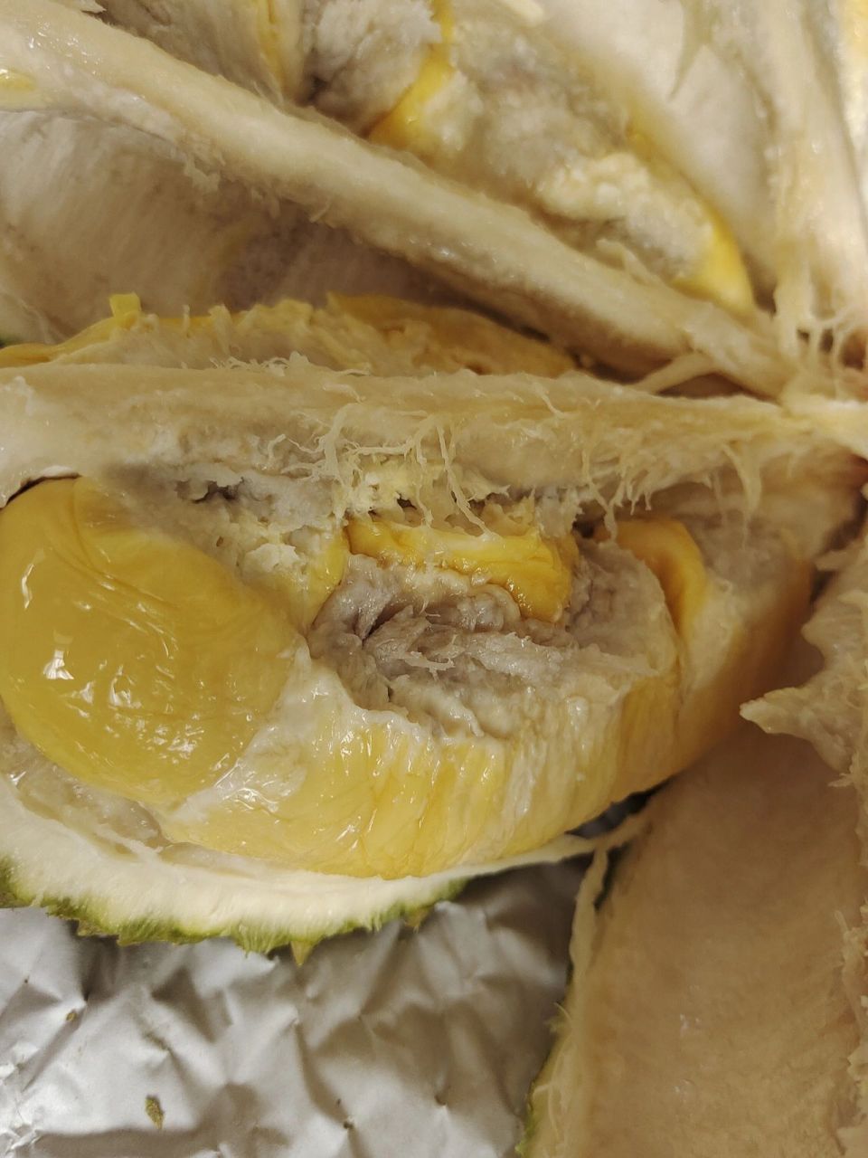 朋友们,刚打开榴莲黑了是啥情况 刚打开 之前没碰见过这个颜色和状态