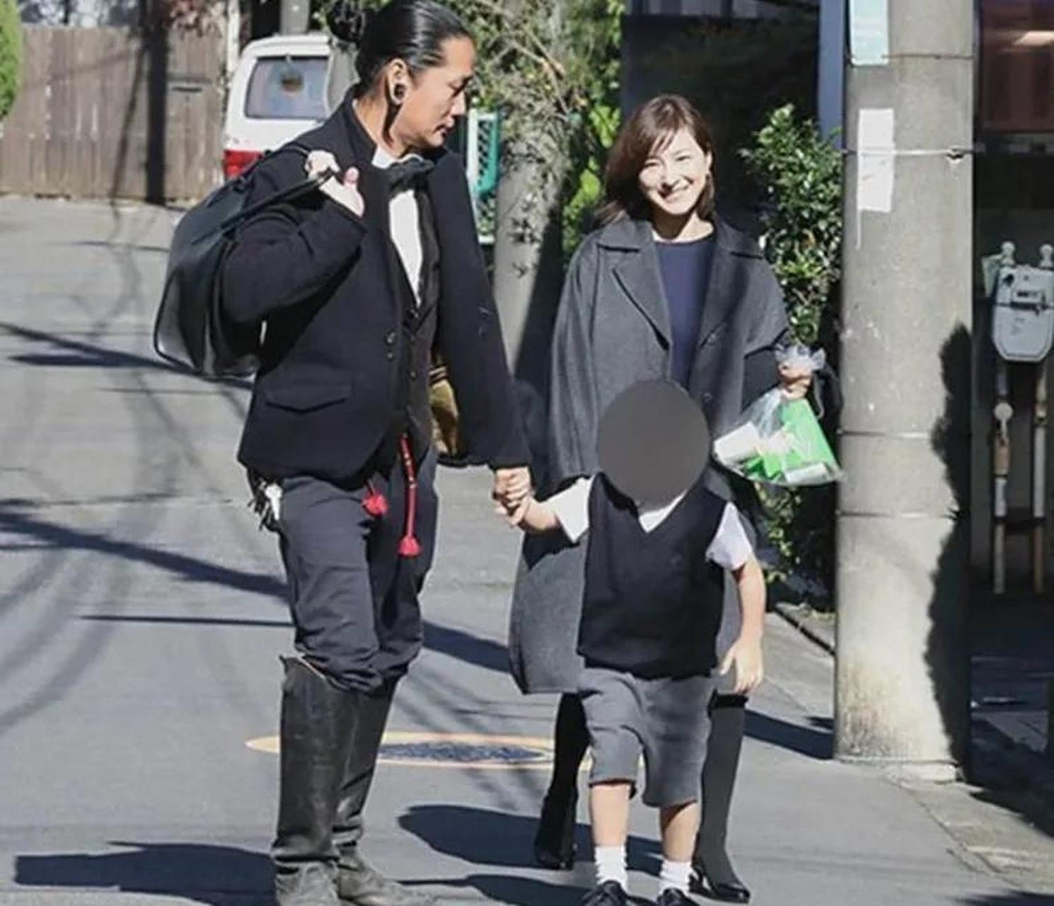 爆料者提供了非常多细节,指出广末凉子现任丈夫在婚后一年就出轨了