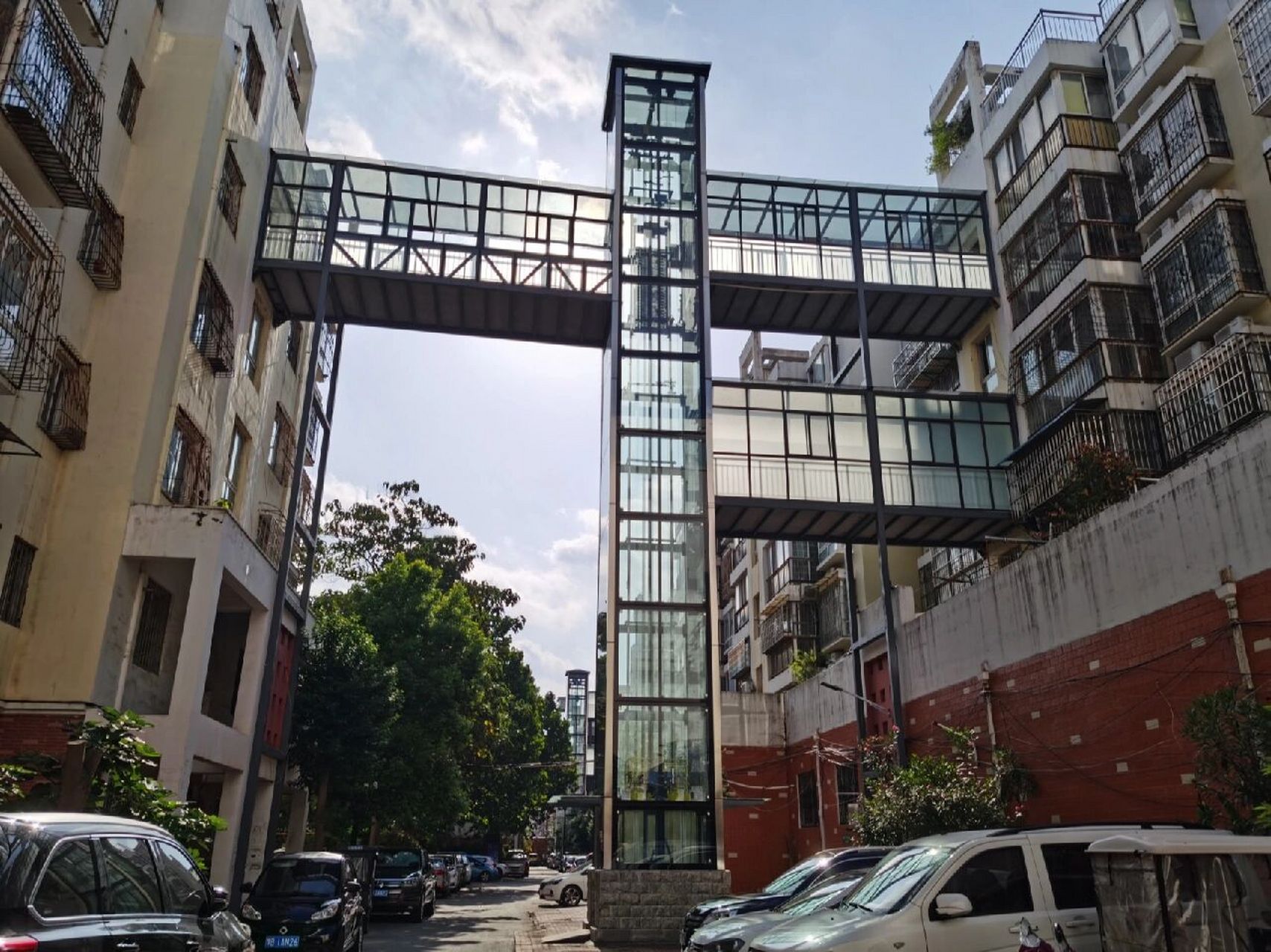 老旧小区加装电梯 横跨在两栋楼之间的电梯建好了.