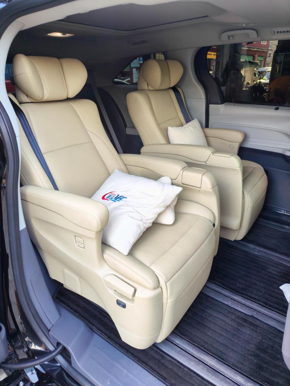 格瑞维亚前排中排升级埃尔法座椅.