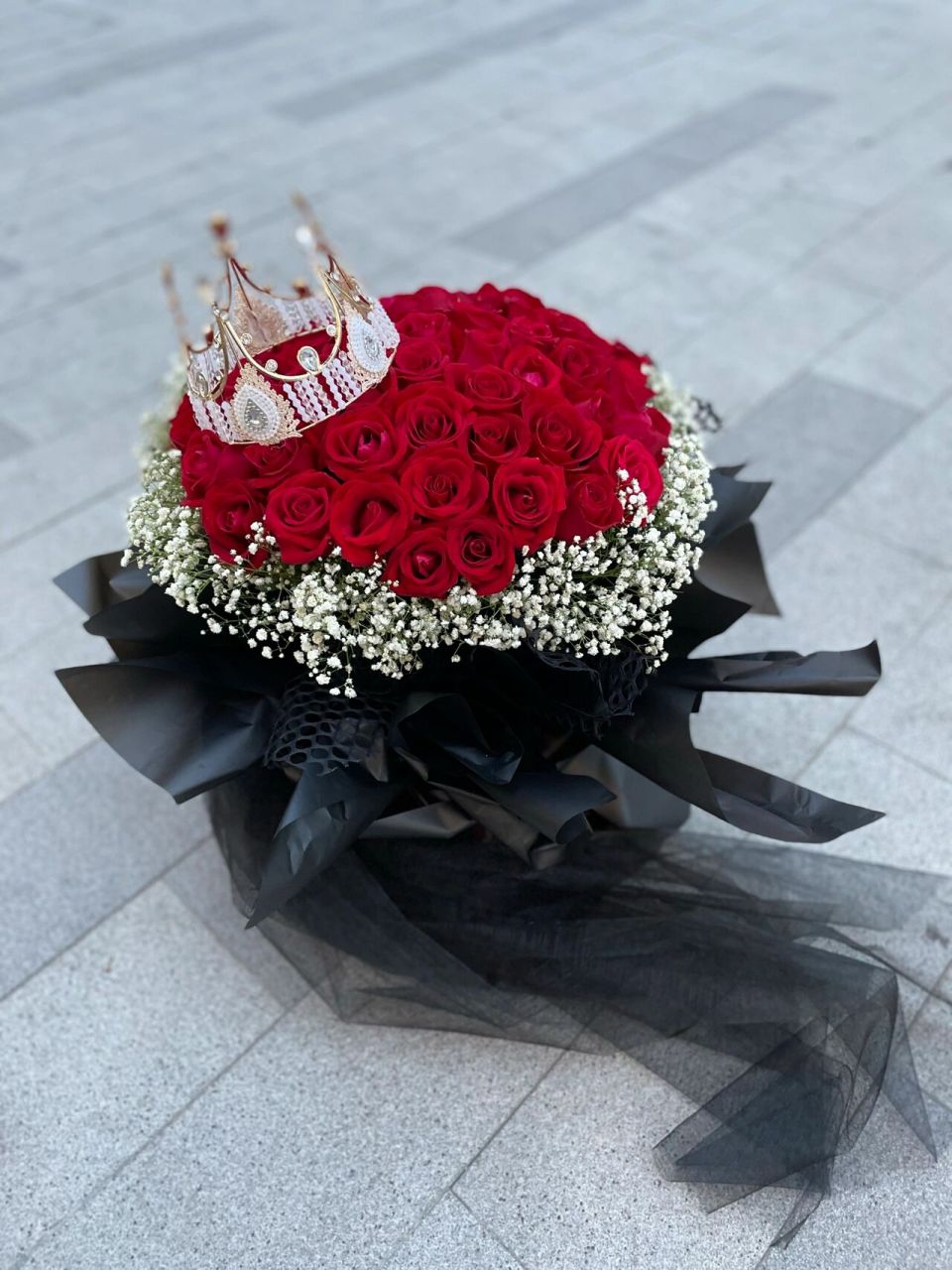 七夕情人节52朵红玫瑰满天星 皇冠黑纱花束