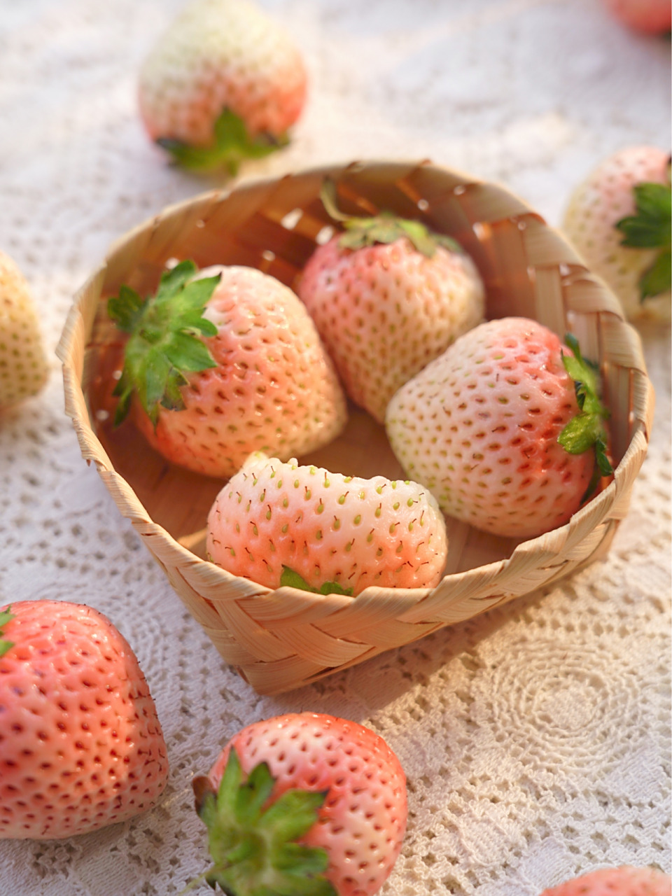 新水果解锁 桃熏草莓 最近吃到两种白草莓,上次是淡雪,这次是桃熏.