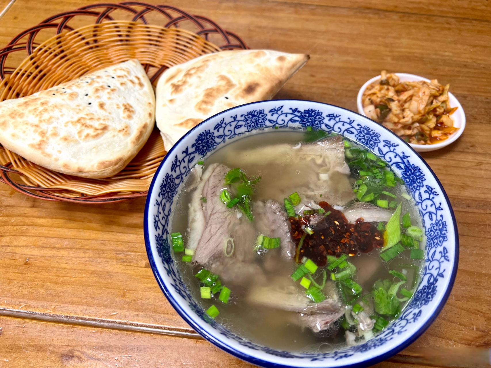 雨天降温就适合来碗水盆羊肉!