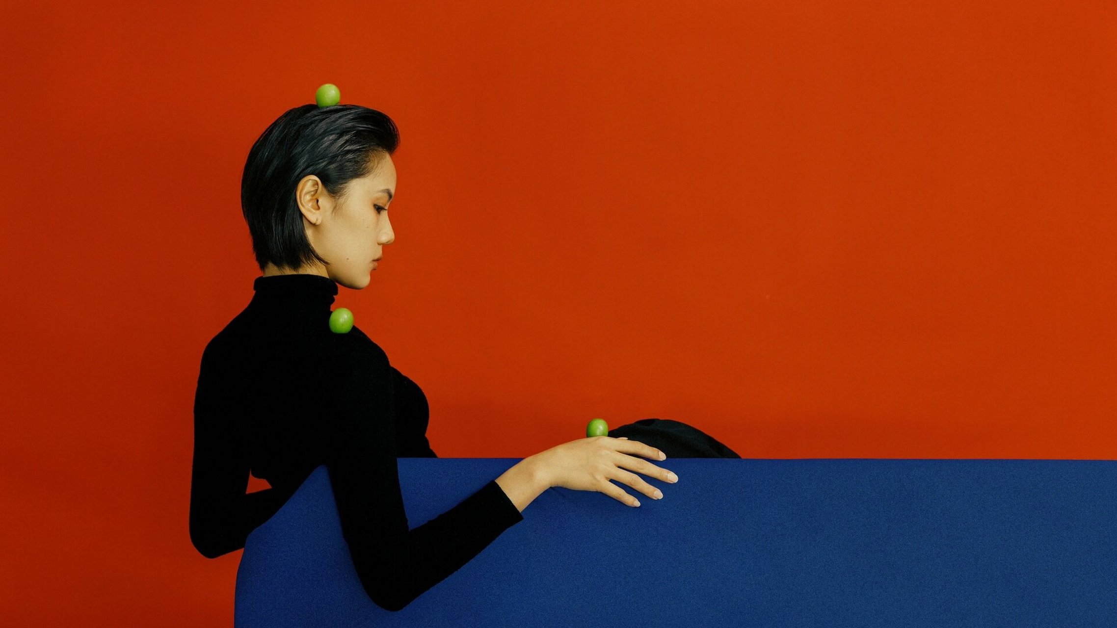 在审美上的配色《红绿蓝》9308杂志感复古写真 一组红绿蓝撞色