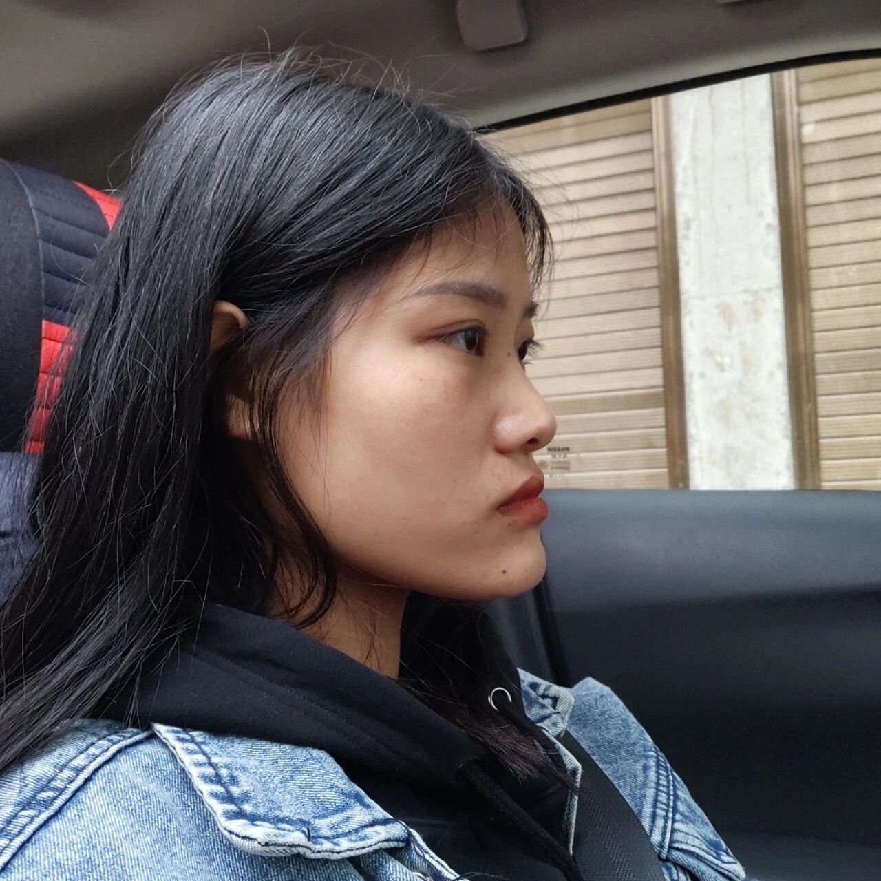 这辈子最自卑的就是这该死的侧脸了,正脸不算很丑,但是也不是很好看