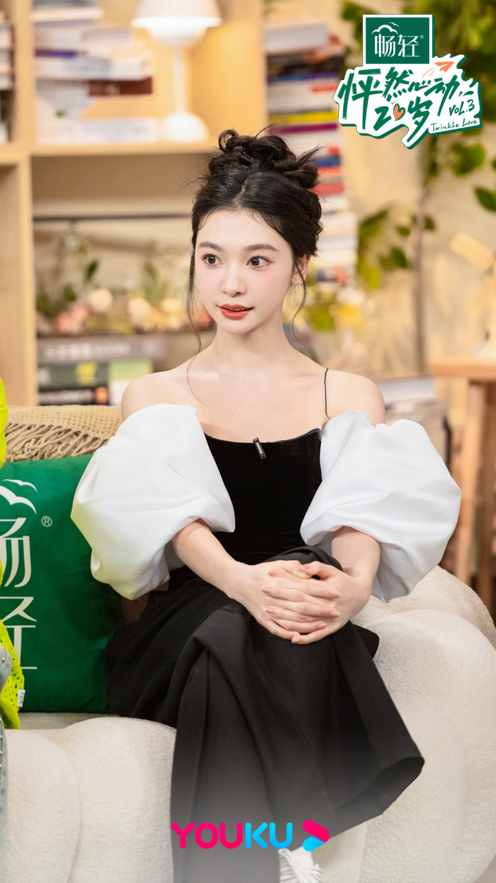 怦然心动20岁#易梦玲- 身穿泡泡袖露肩上衣超美丽,嗑糖上头到陷入