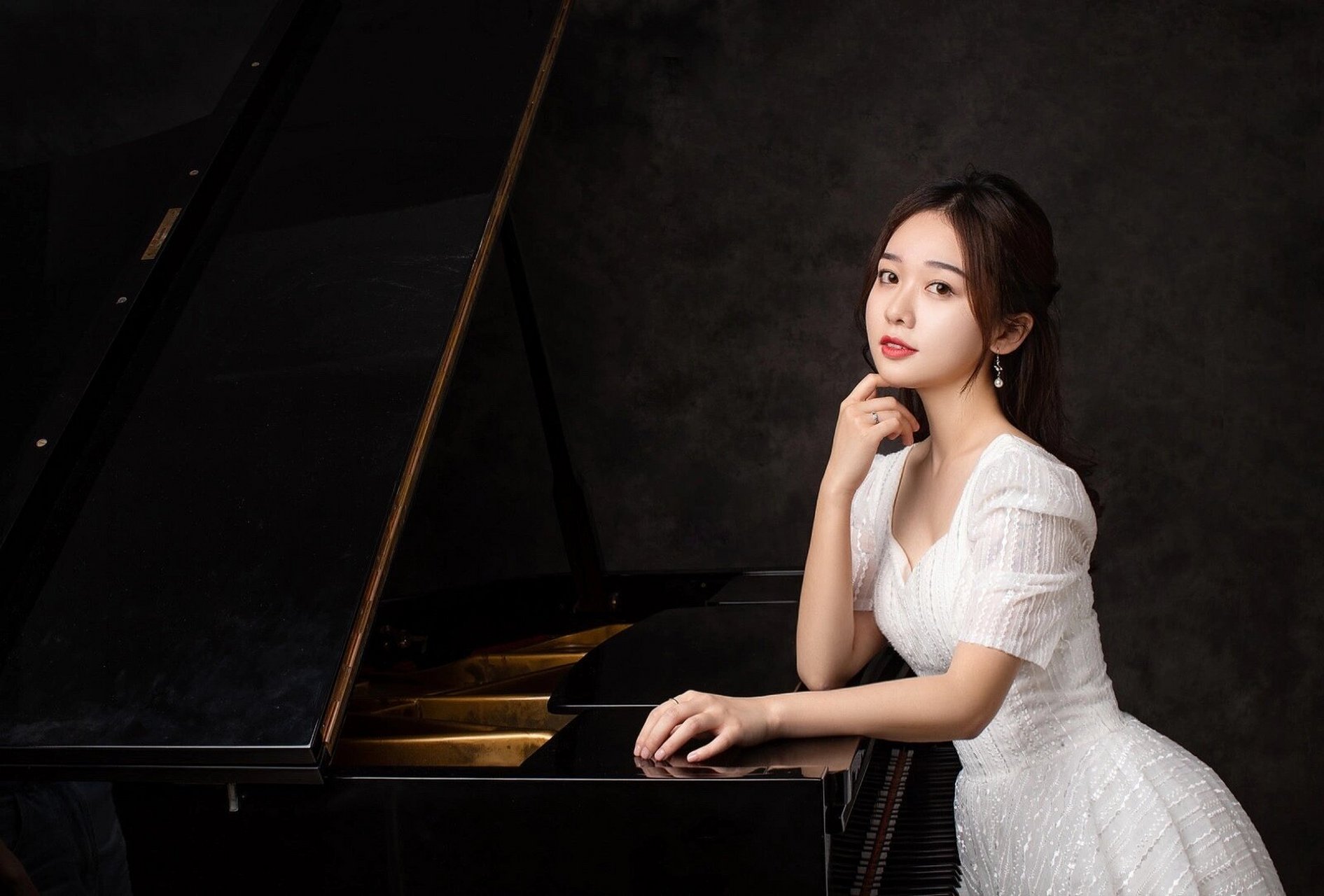 音乐钢琴老师个人形象照 艺术写真9398 摄影师给的pose是图3 感觉