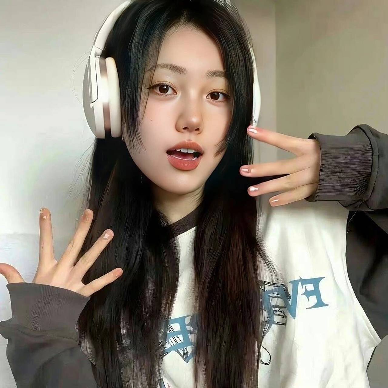 分享戴耳机的女生头像95