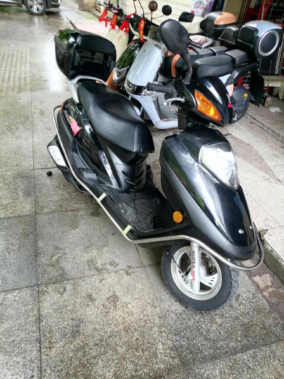 豪爵雨钻踏板摩托,原版原漆质量杆杆的,新车声音状态,只跑1万多公里