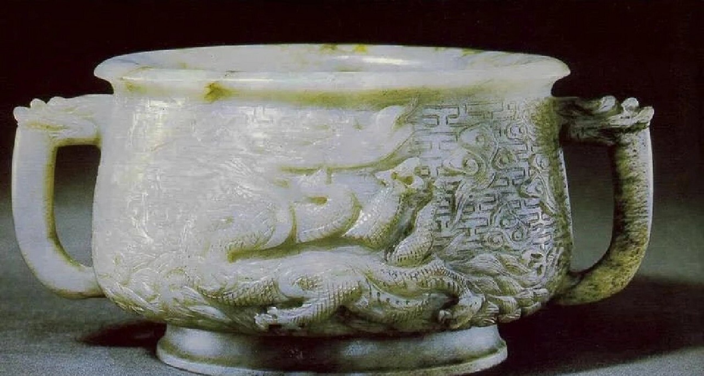 青玉云龙纹炉 青玉云龙纹炉是故宫玉器的代表作品,宋代文物,清宫旧蔵