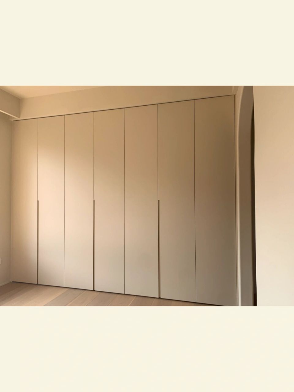 我家主卧奶油色一整面墙衣柜,全貌来咯～ 之前发过我家全屋定制的一门